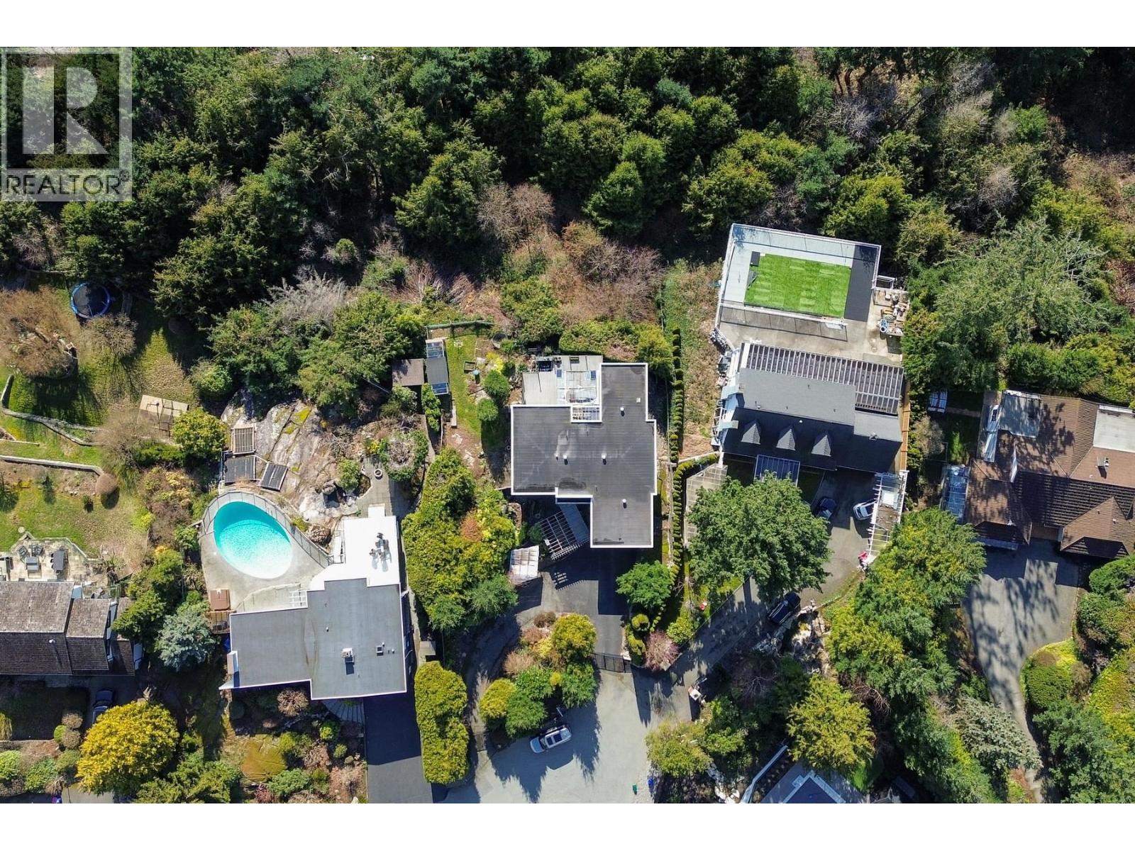 4582 WOODGREEN COURT, West Vancouver