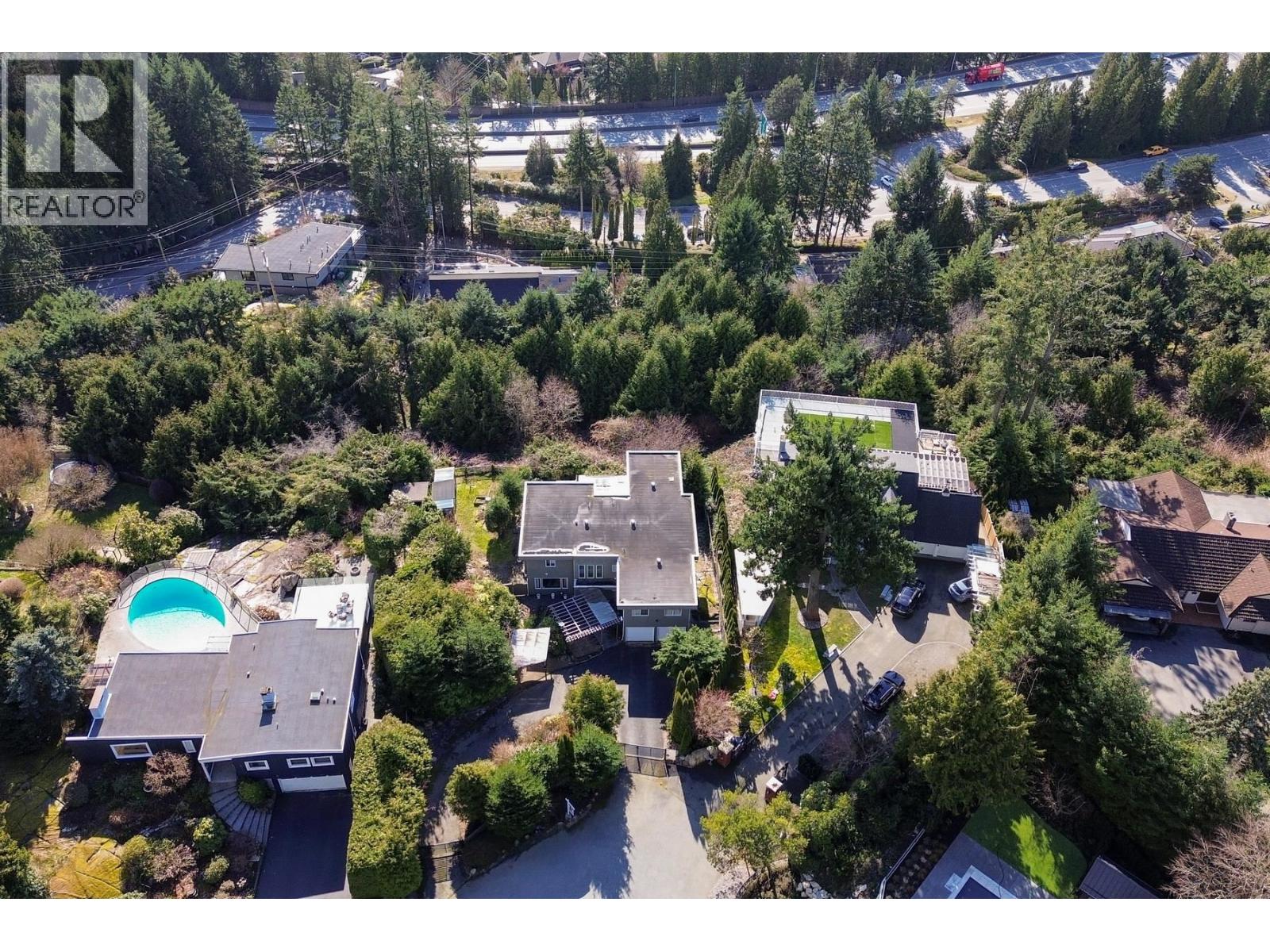 4582 WOODGREEN COURT, West Vancouver