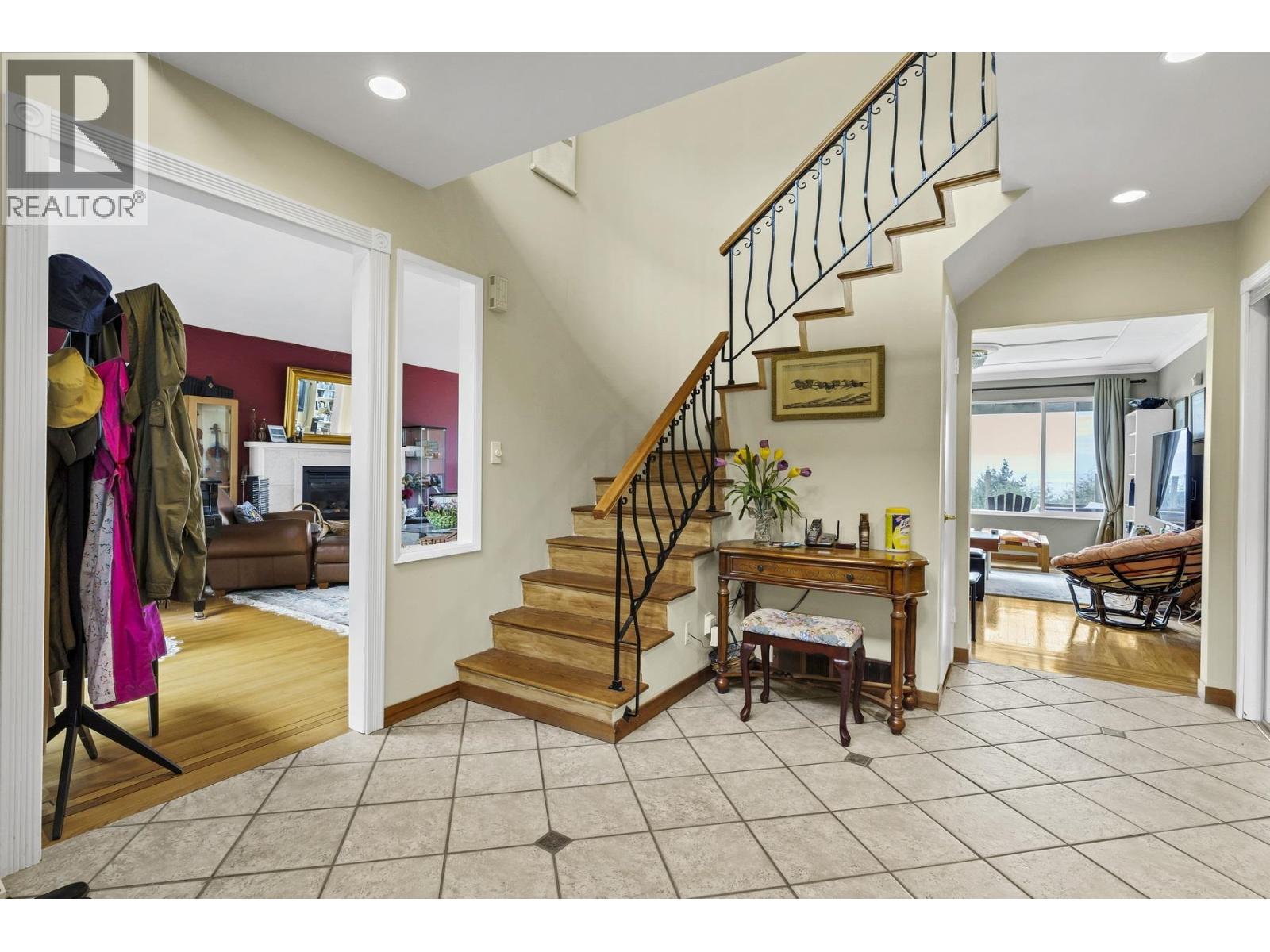 4582 WOODGREEN COURT, West Vancouver