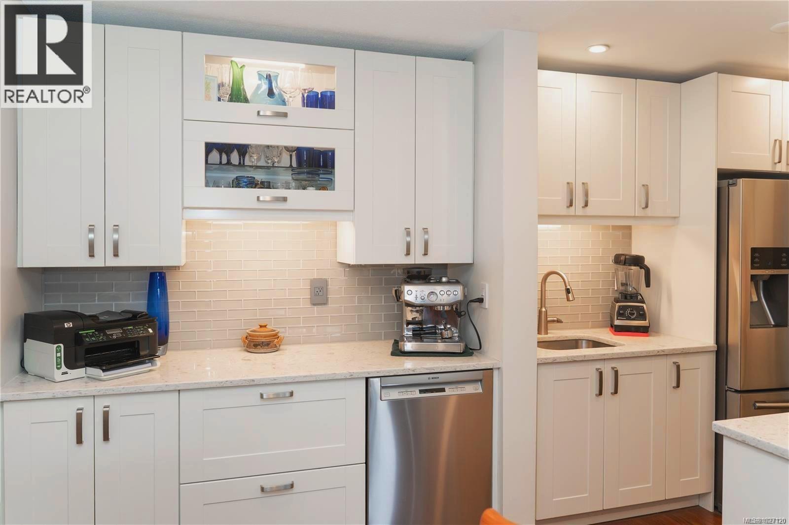 109 105 Gorge Rd E - Photo 2 of 27, Victoria, British Columbia