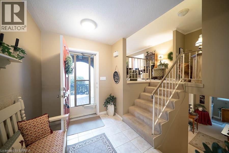 17 CRABAPPLE Court - Photo 4 of 24, Brantford, Ontario