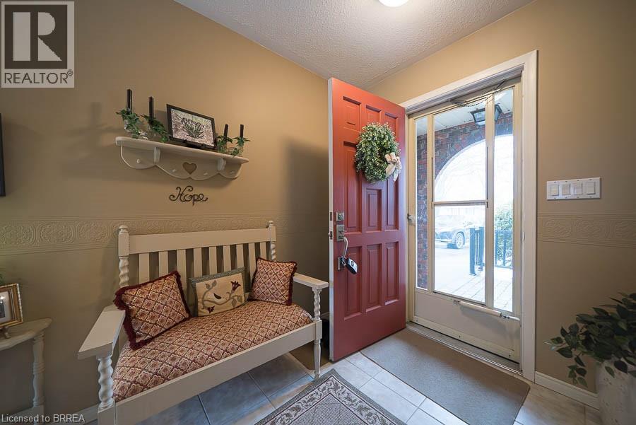 17 CRABAPPLE Court - Photo 3 of 24, Brantford, Ontario