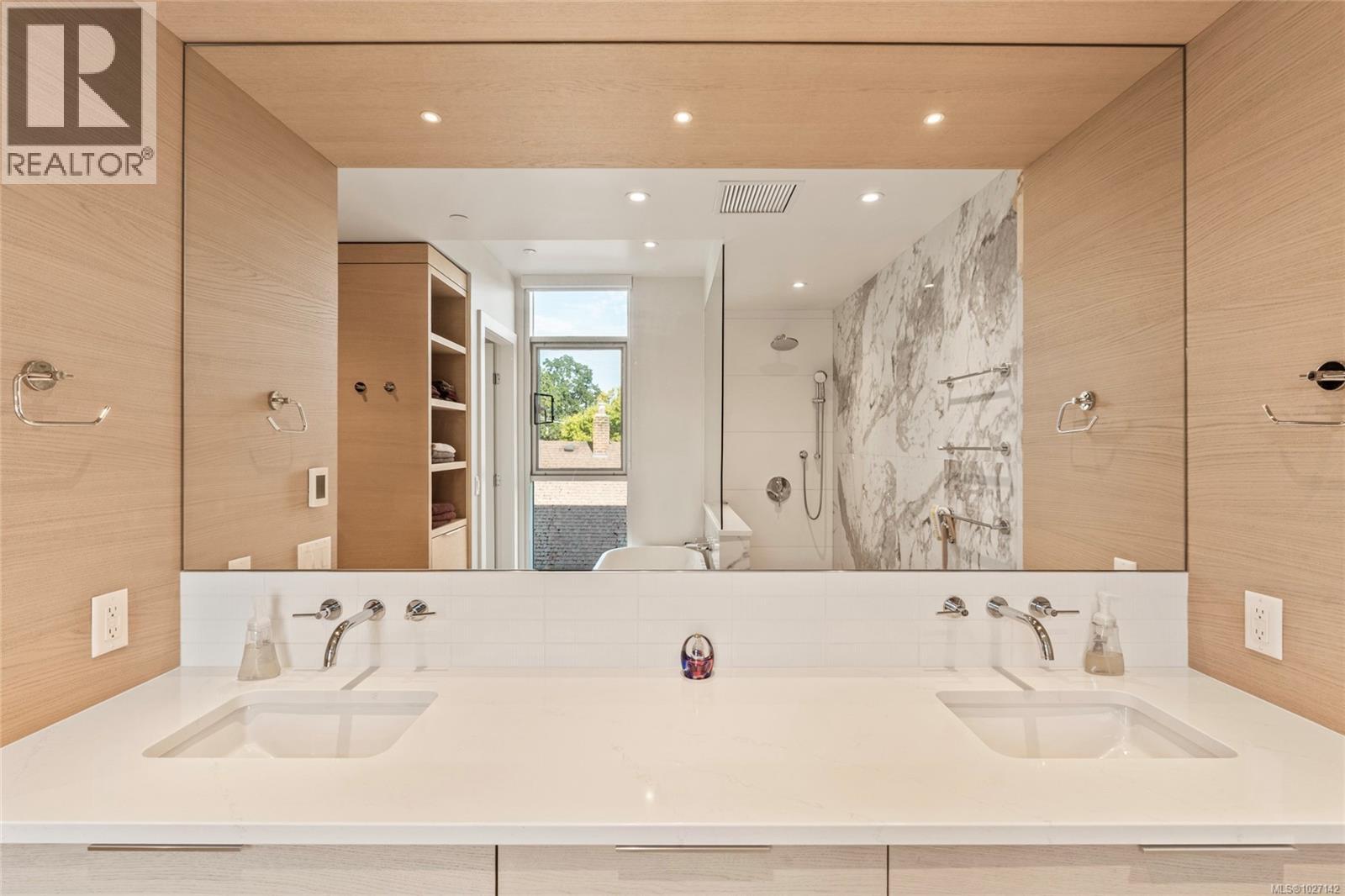 301 1916 Oak Bay Avenue, Victoria