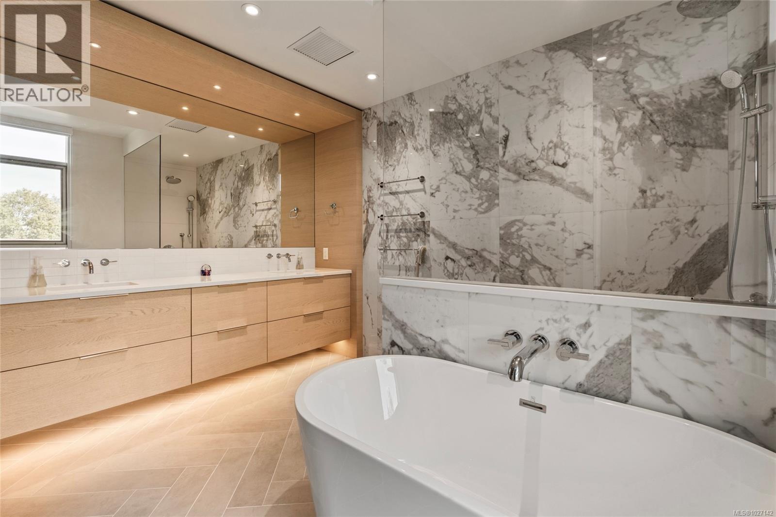 301 1916 Oak Bay Avenue, Victoria