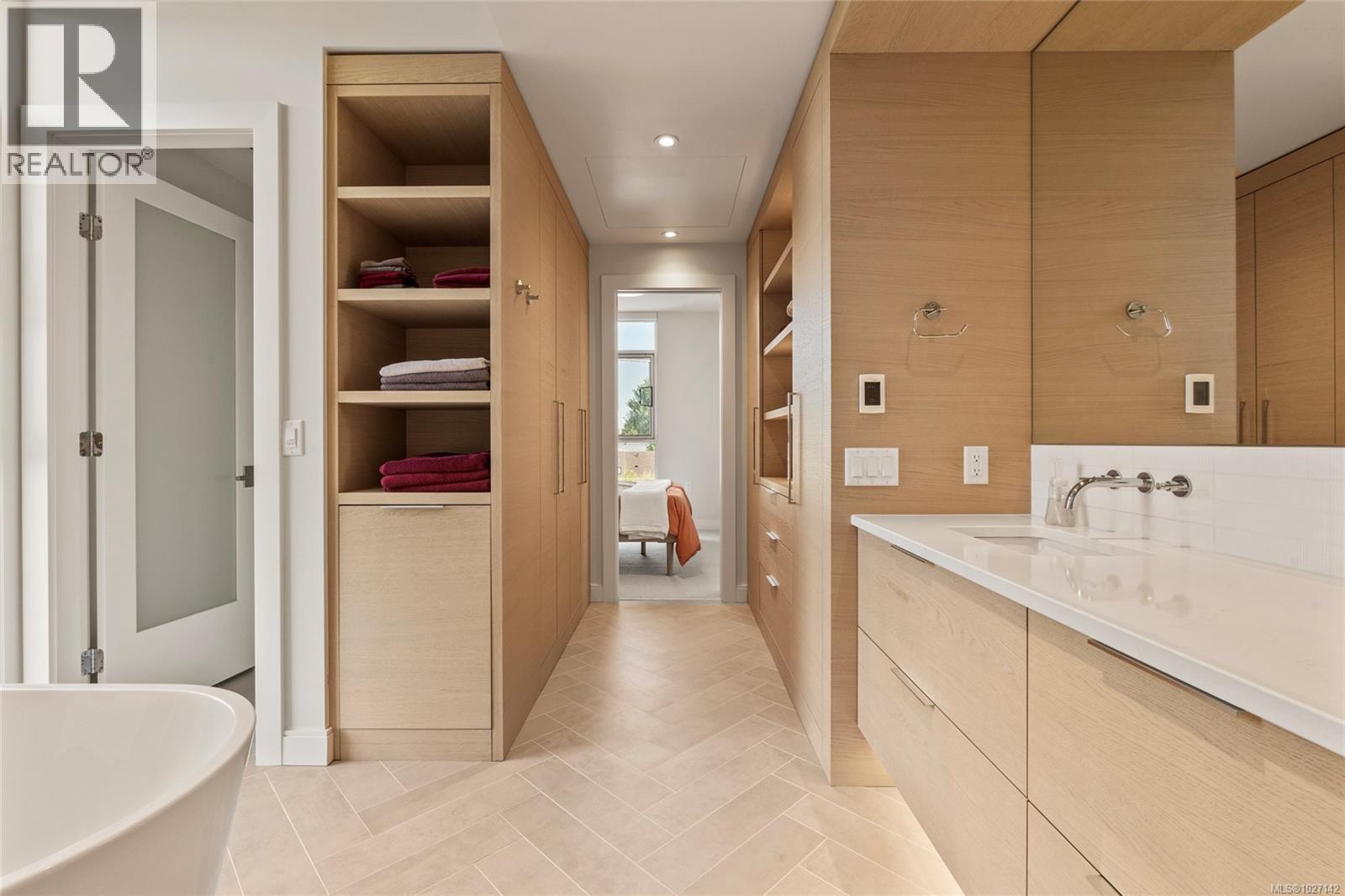 301 1916 Oak Bay Avenue, Victoria