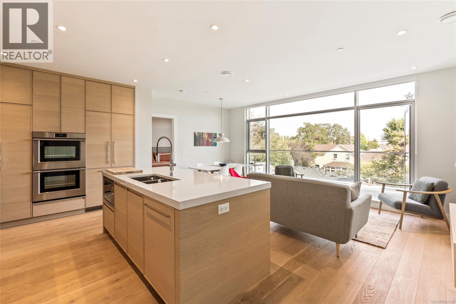 301 1916 Oak Bay Avenue, Victoria