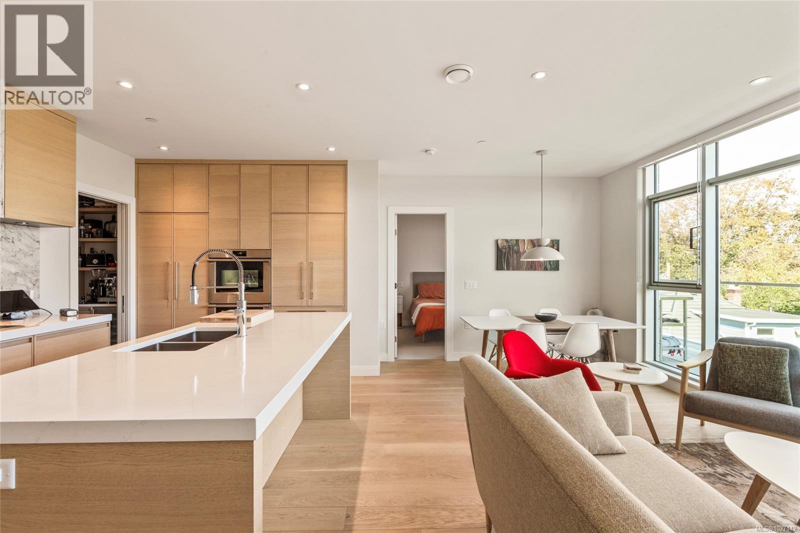 301 1916 Oak Bay Avenue, Victoria