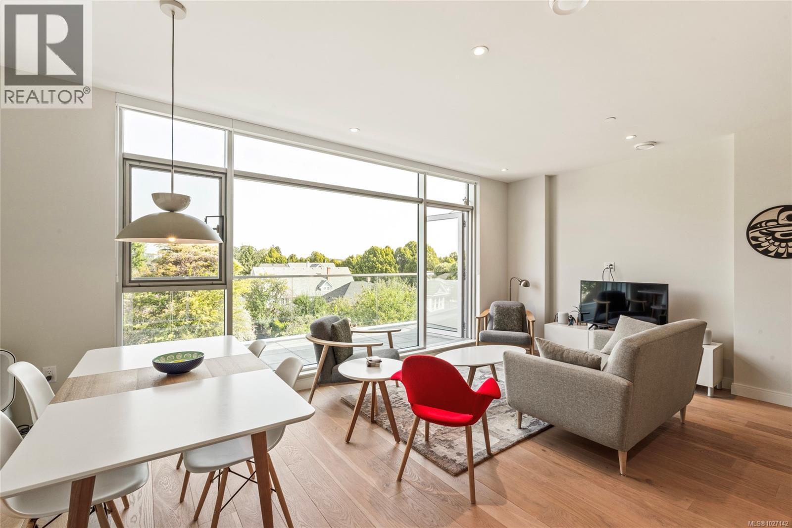 301 1916 Oak Bay Avenue, Victoria