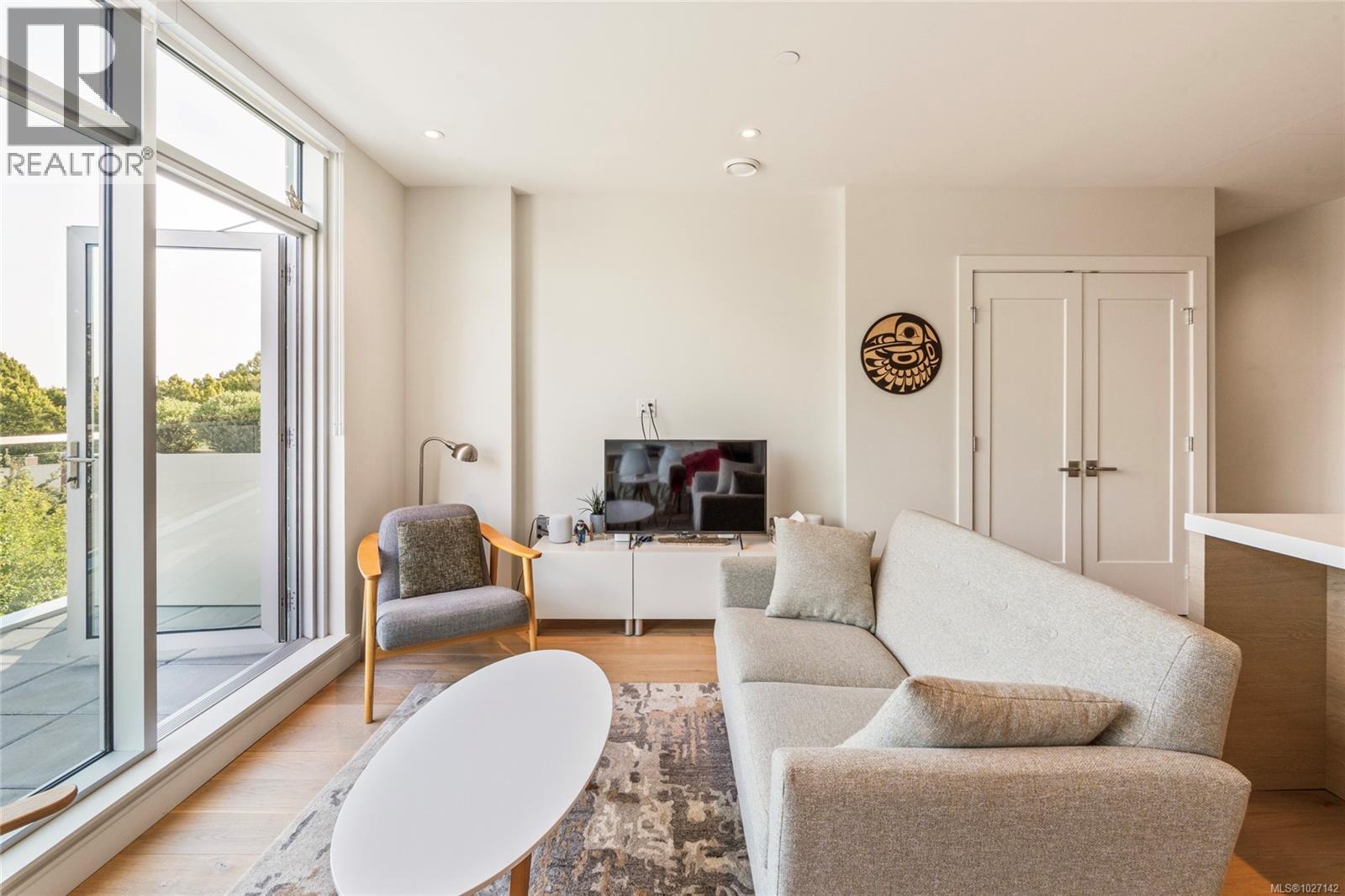 301 1916 Oak Bay Avenue, Victoria