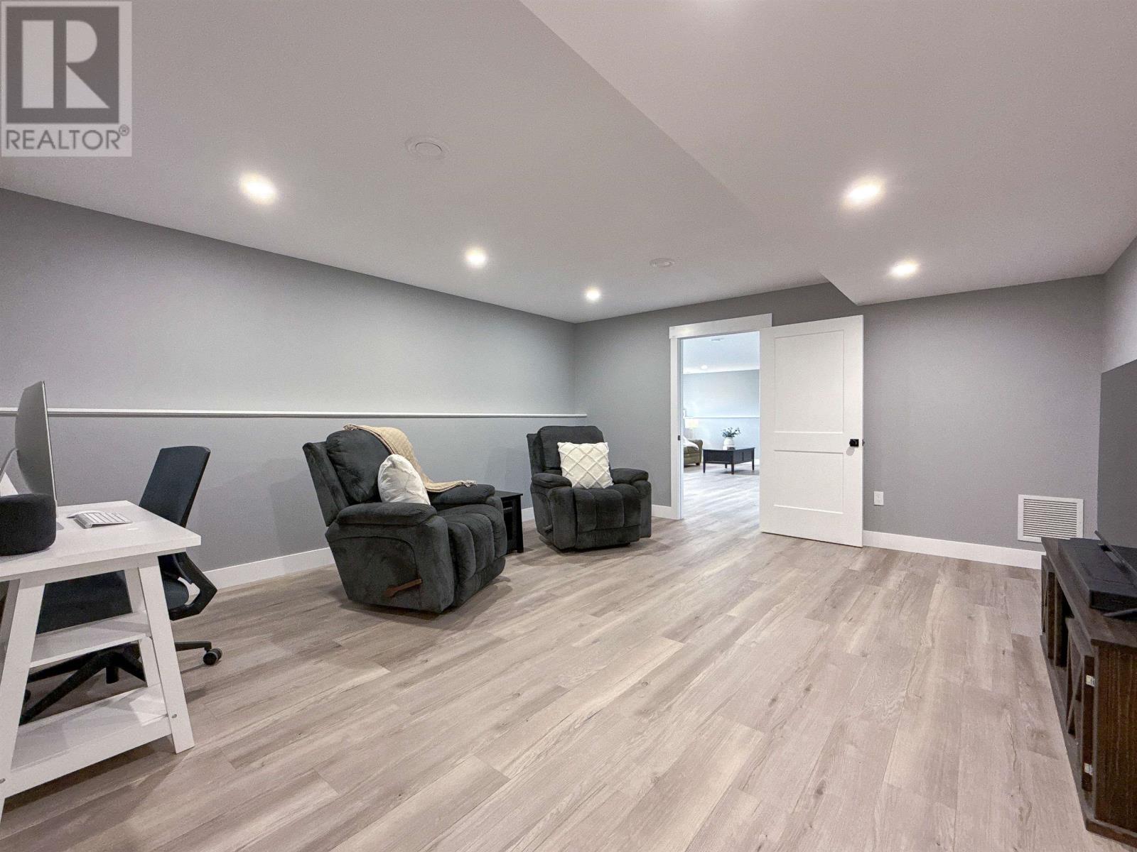 137 MacMillan Point — photo 33