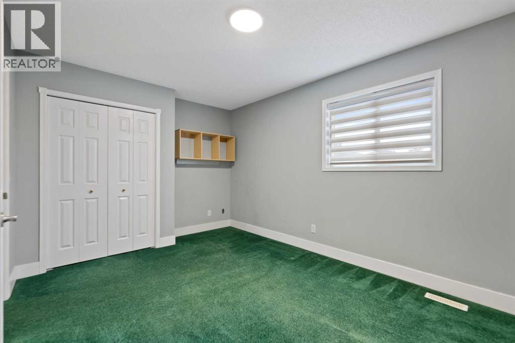 Single Family House for Sale in  Coral Springs Close NE Coral Springs Calgary 