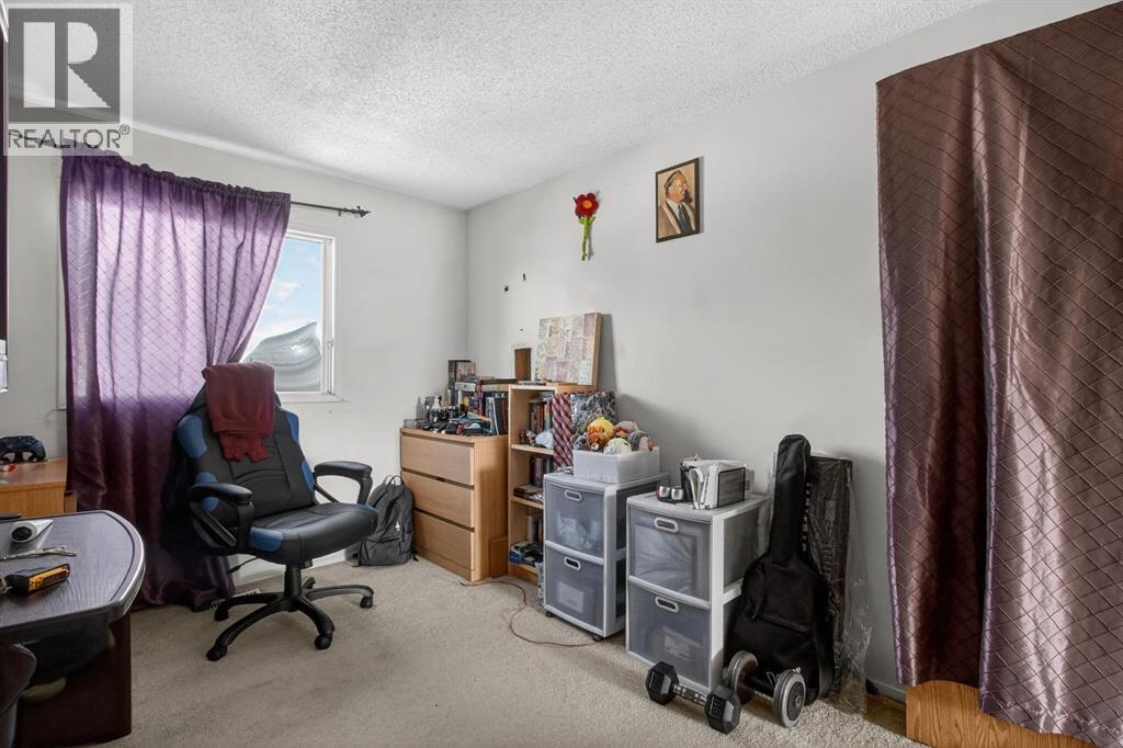 Single Family House for Sale in  Templeby Way NE Temple Calgary 