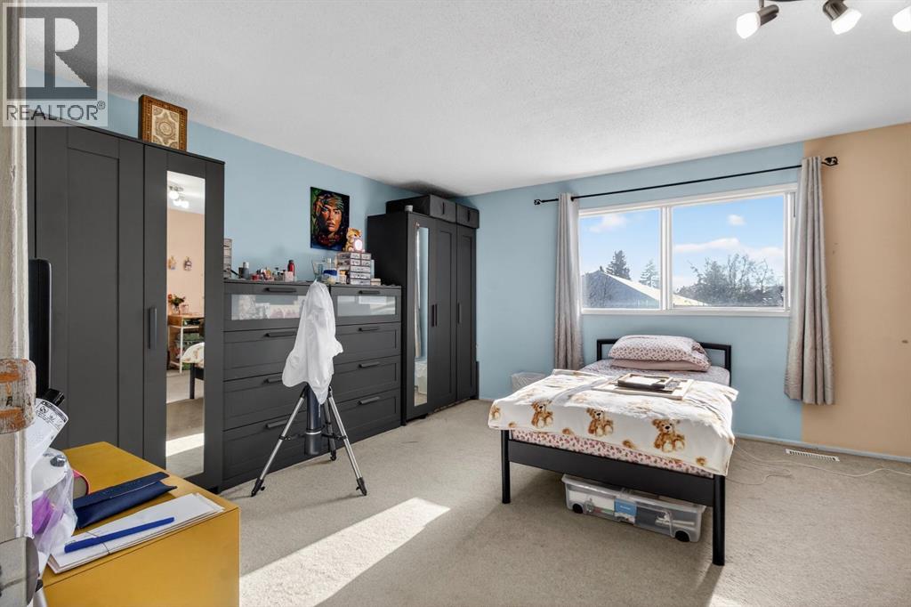 Single Family House for Sale in  Templeby Way NE Temple Calgary 