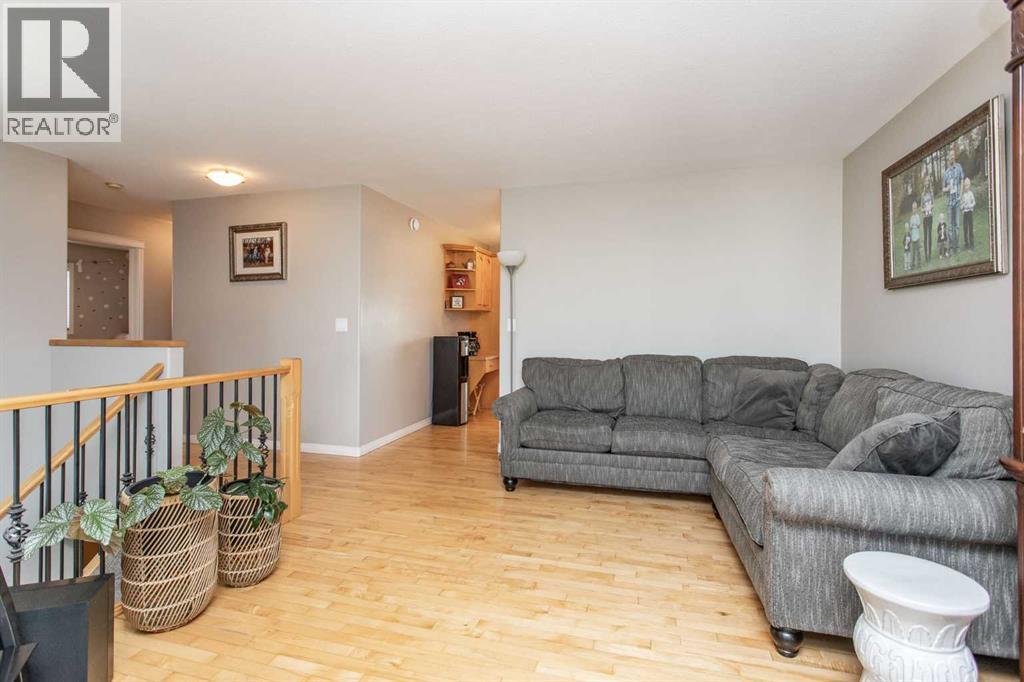 210 Lindsay Avenue - Photo 4 of 40, Red Deer, Alberta