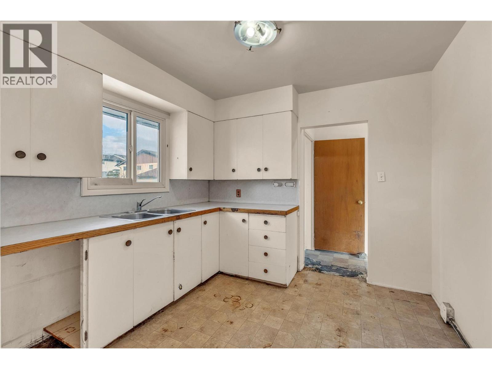  711 Nelson Avenue, Penticton