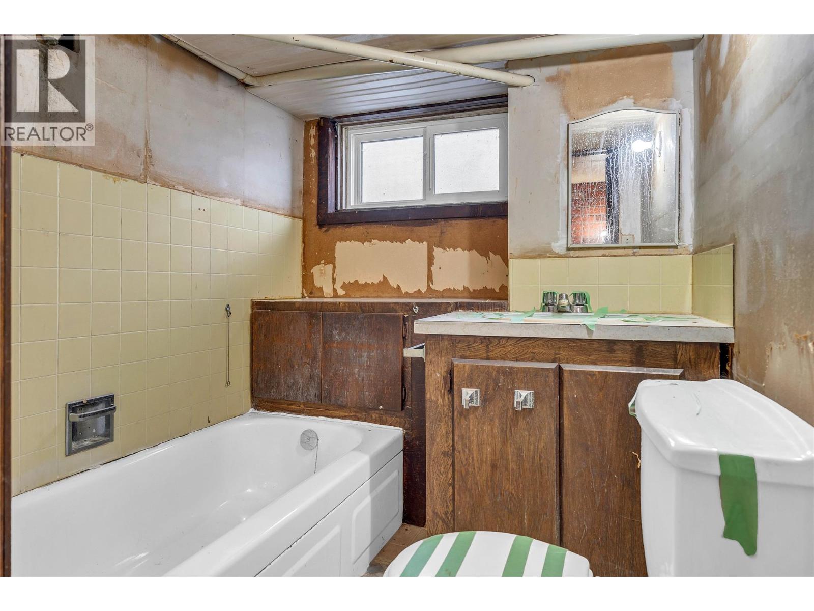  711 Nelson Avenue, Penticton