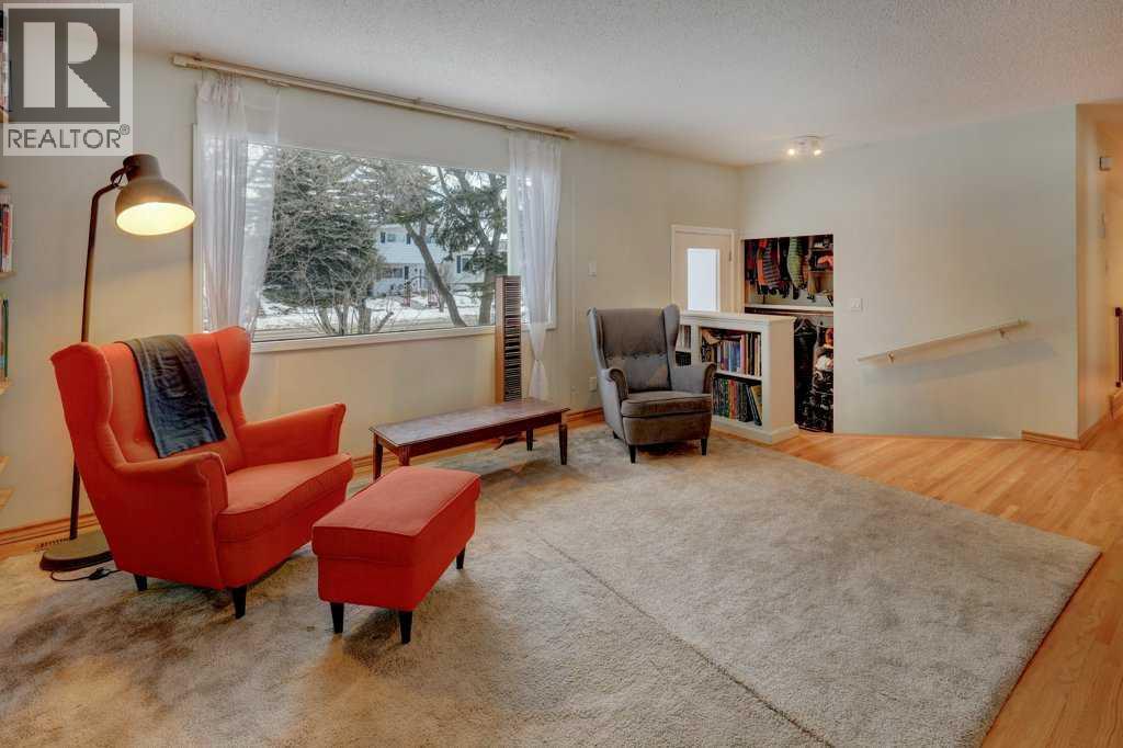 3835 Varsity Drive NW - Photo 3 of 35, Calgary, Alberta