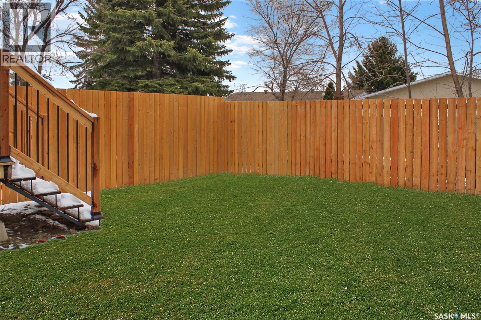 210 Clinton PLACE - Photo 3 of 16, Swift Current, Saskatchewan