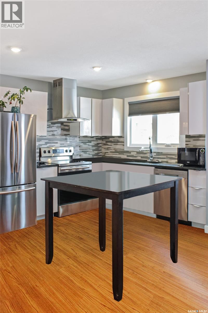 210 Clinton PLACE - Photo 4 of 16, Swift Current, Saskatchewan