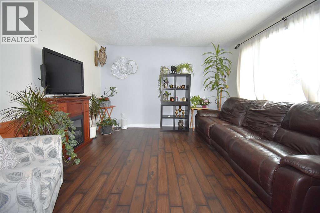 121 Chetamon Drive - Photo 2 of 37, Hinton, Alberta