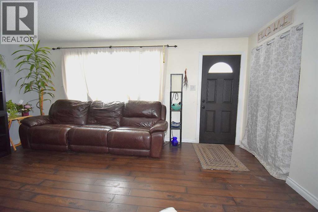 121 Chetamon Drive - Photo 3 of 37, Hinton, Alberta