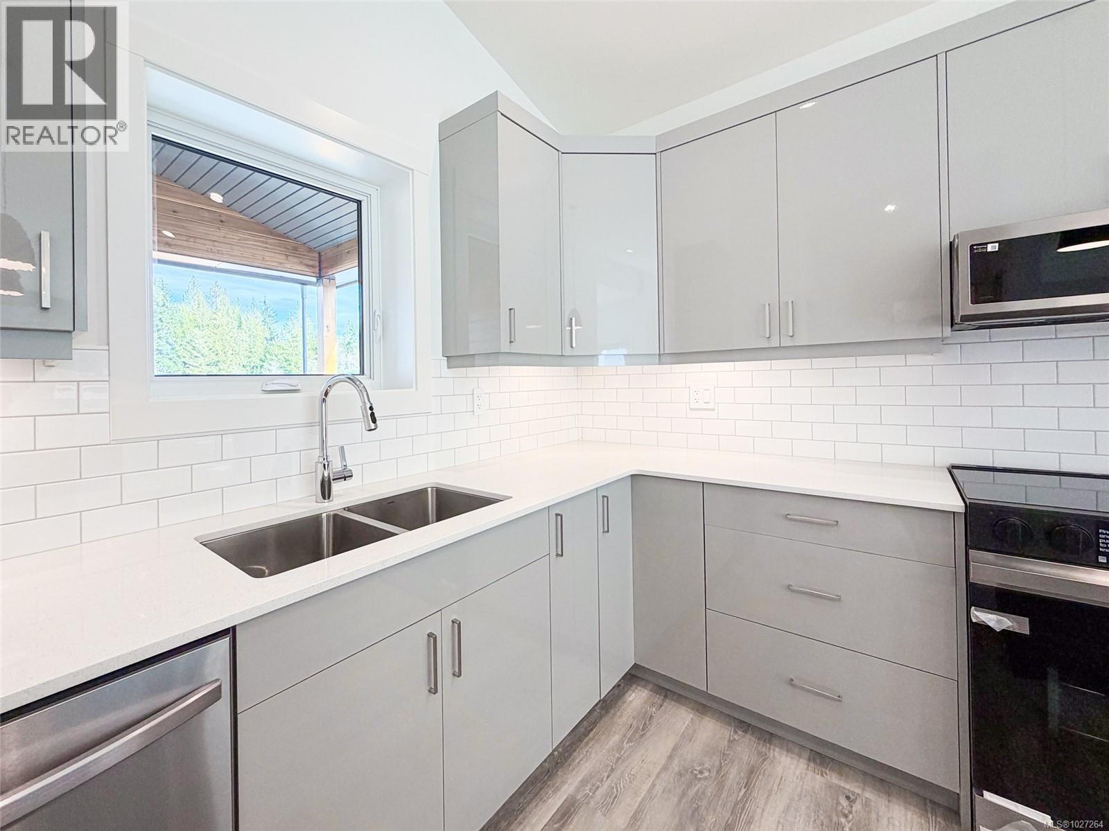 #18 3025 ROYSTON RD - 12