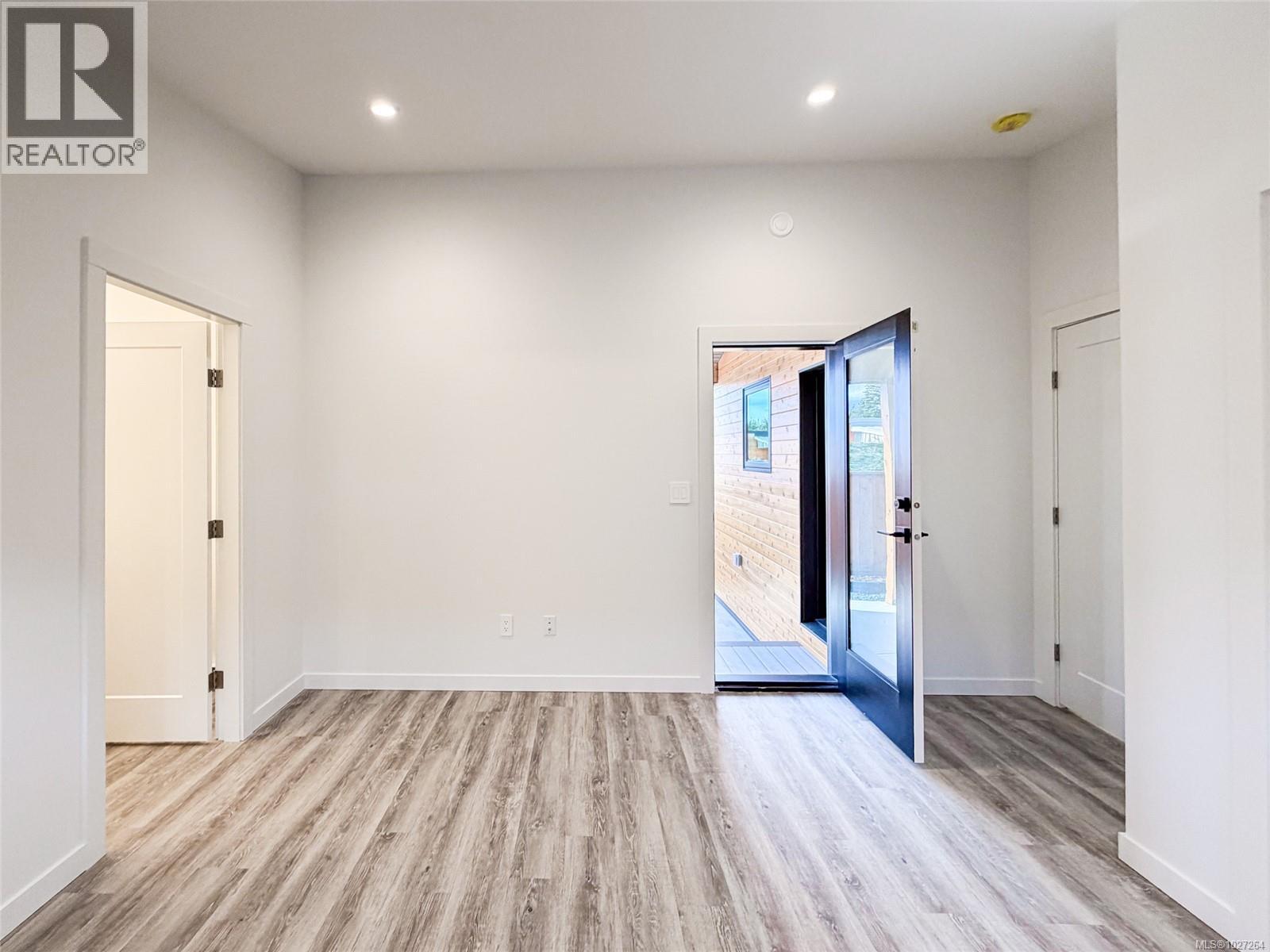 #18 3025 Royston Rd - 20