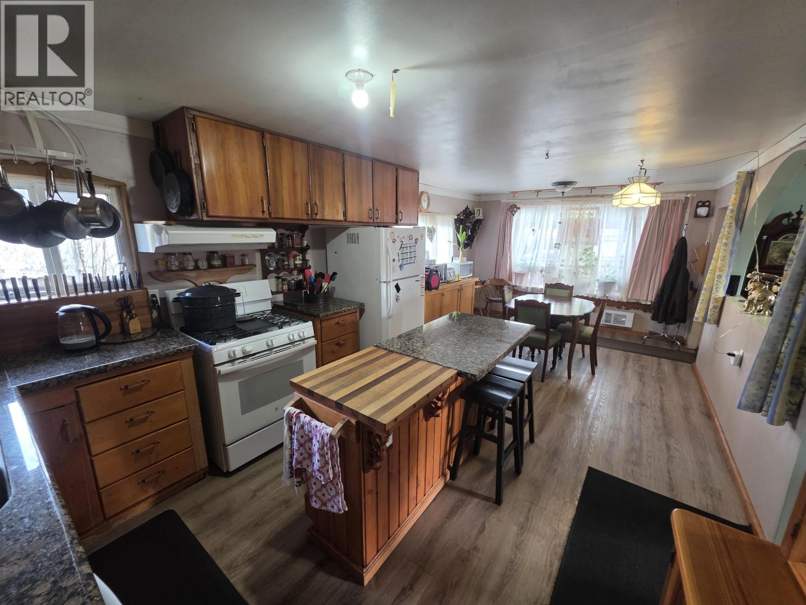 3987 WALKER Street, Terrace