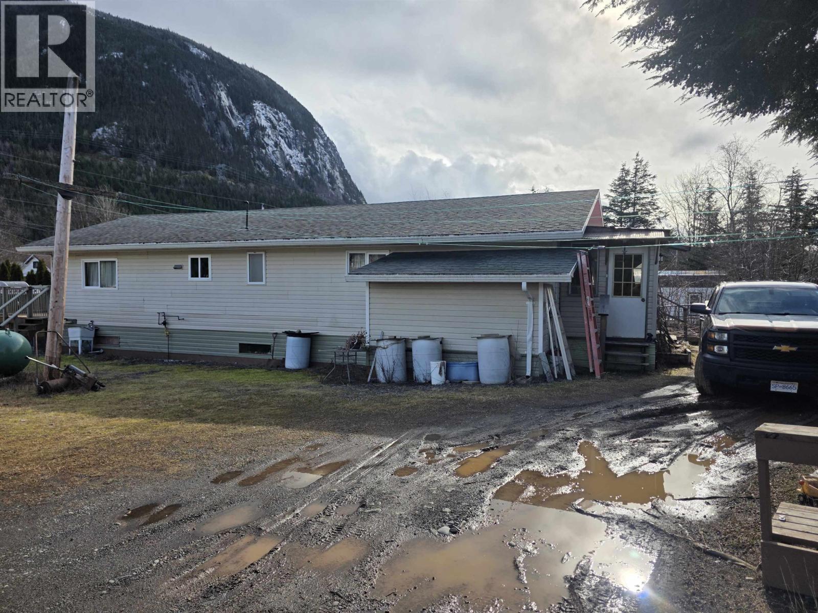 3987 WALKER STREET - 25