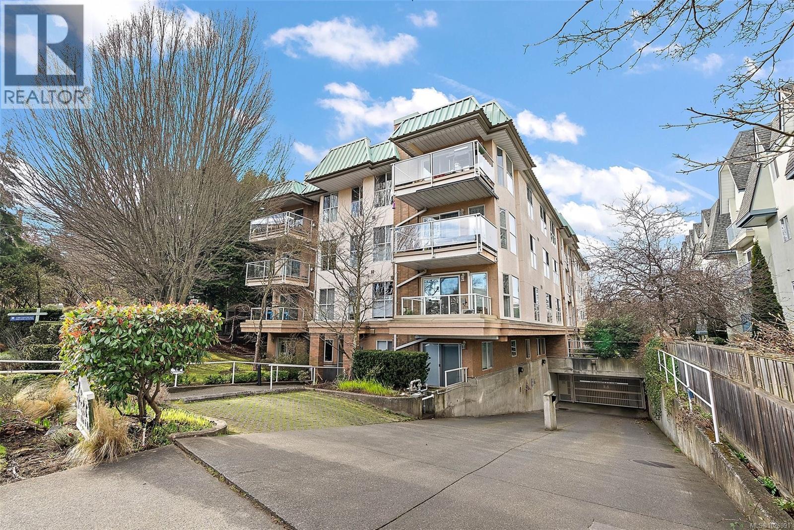 302 1710 Fort Street, Victoria