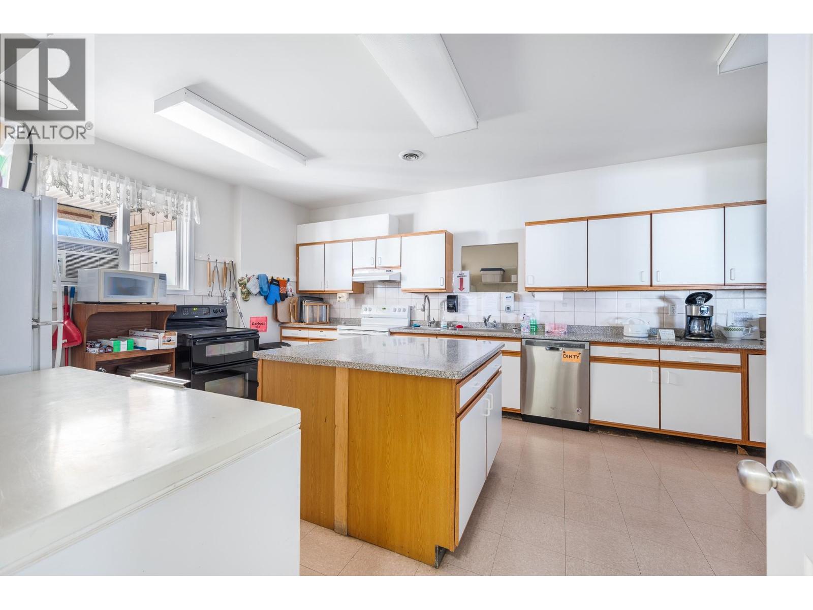 833 8 Avenue, Vernon