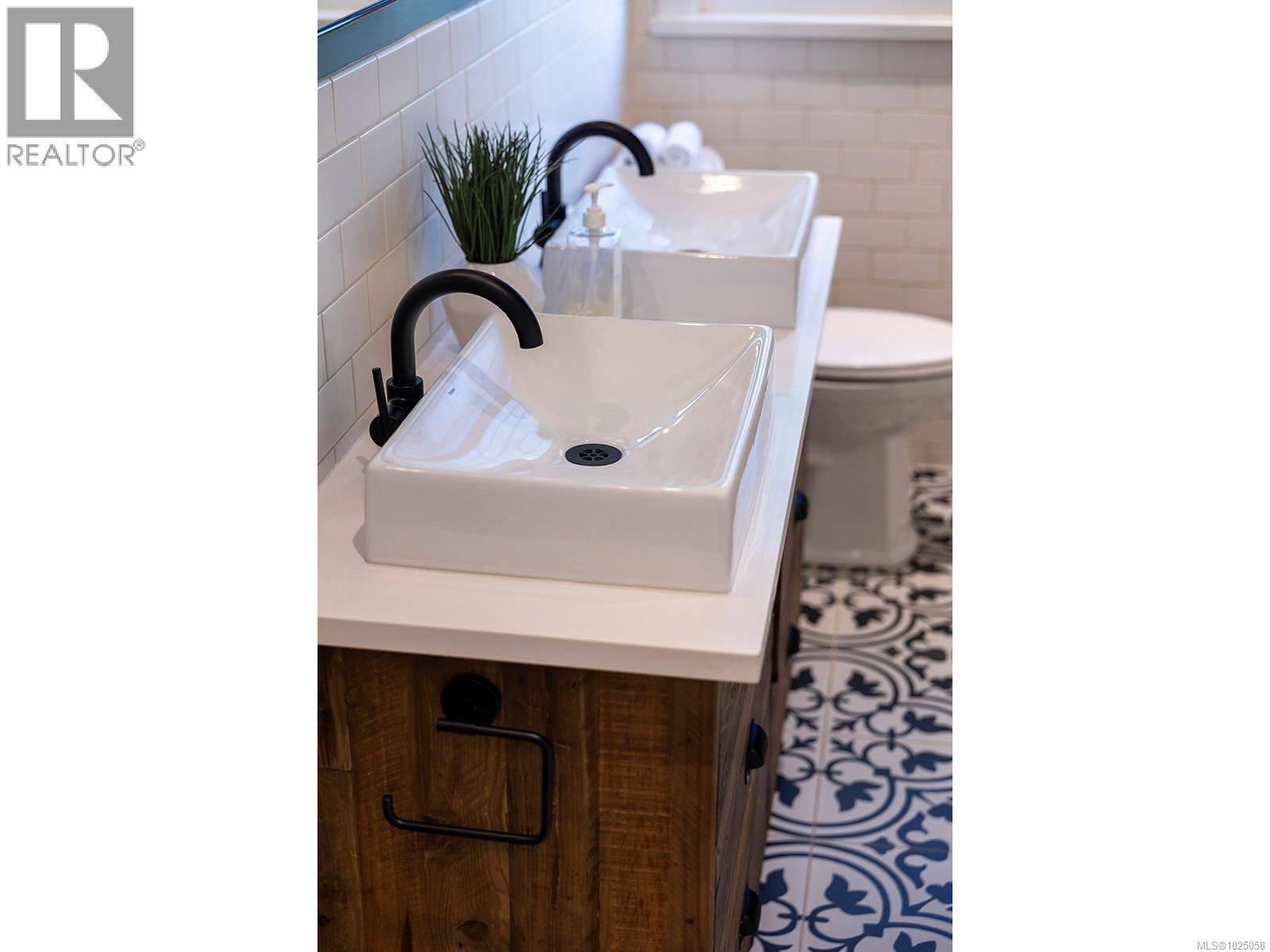  2350 Nottingham Road, Oak Bay