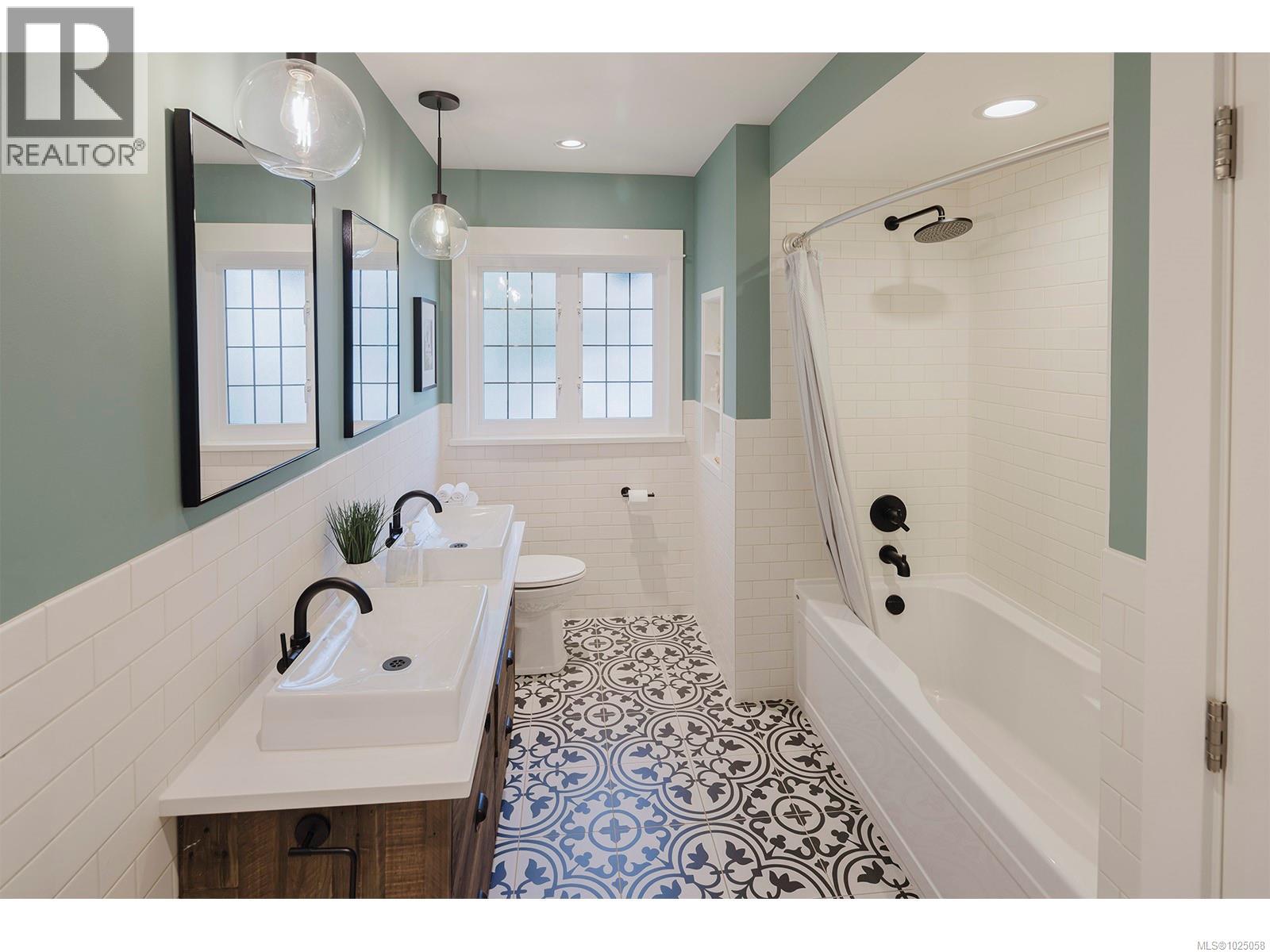  2350 Nottingham Road, Oak Bay