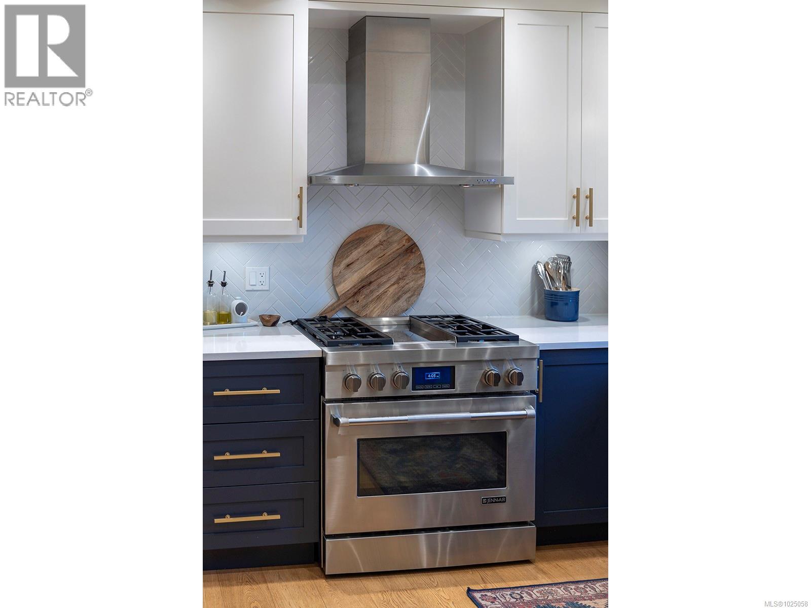  2350 Nottingham Road, Oak Bay