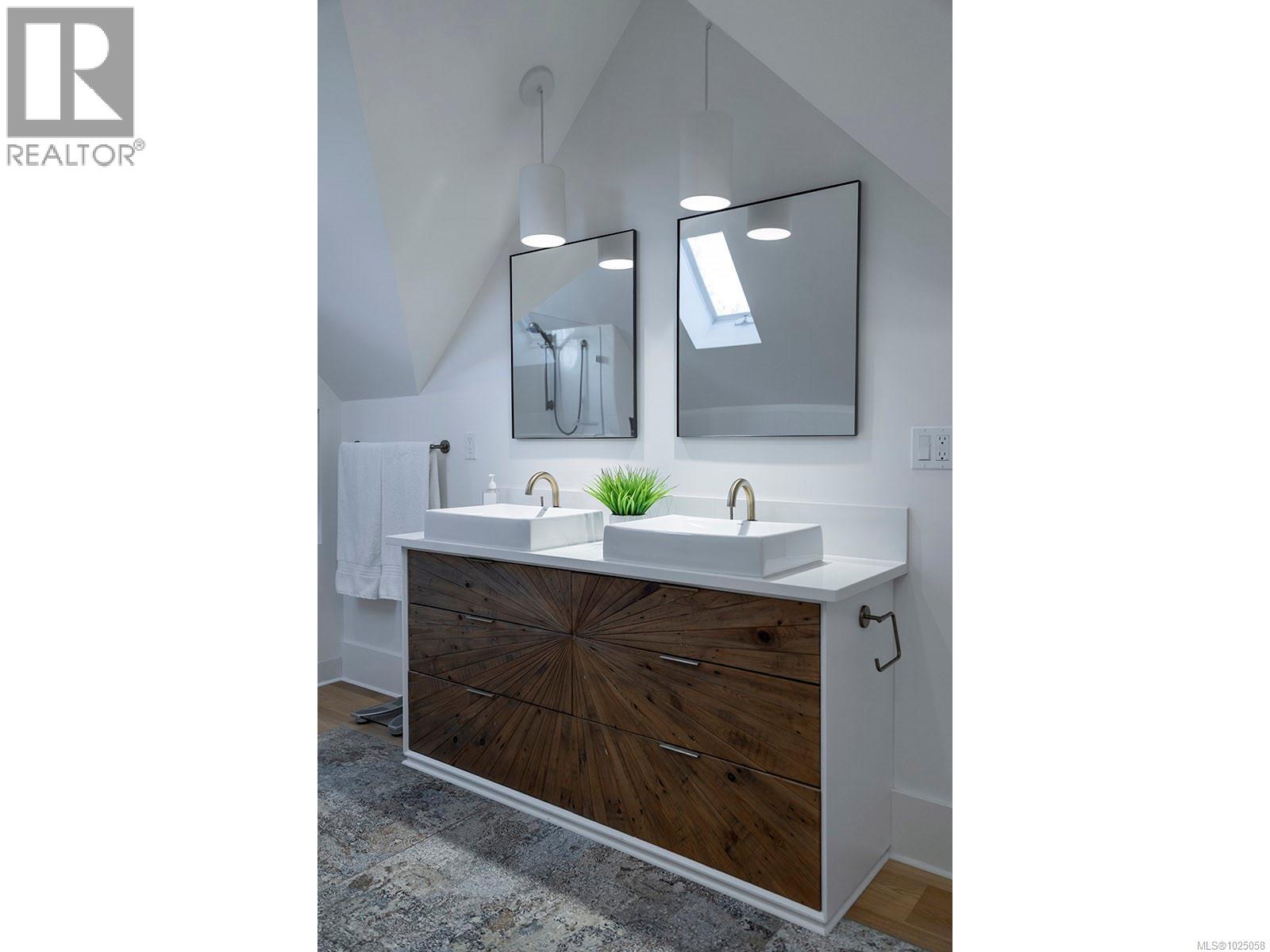  2350 Nottingham Road, Oak Bay