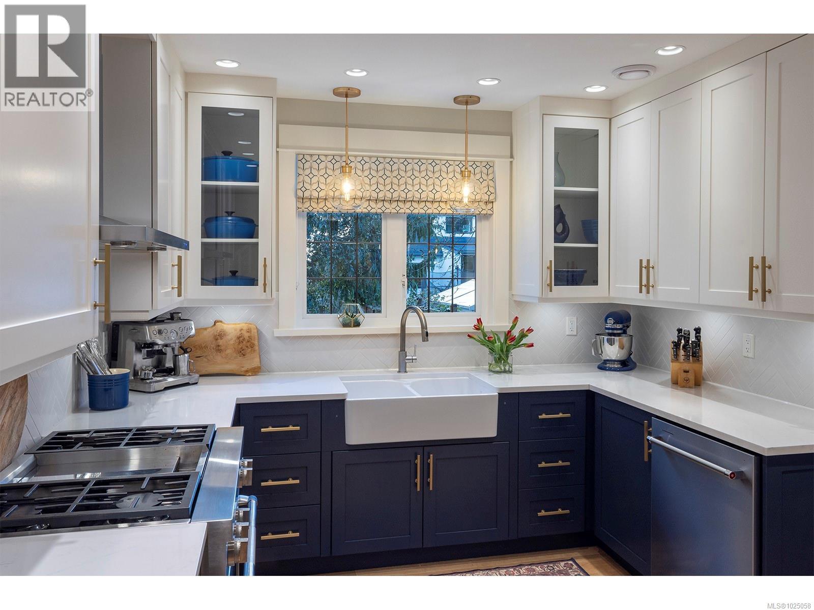  2350 Nottingham Road, Oak Bay