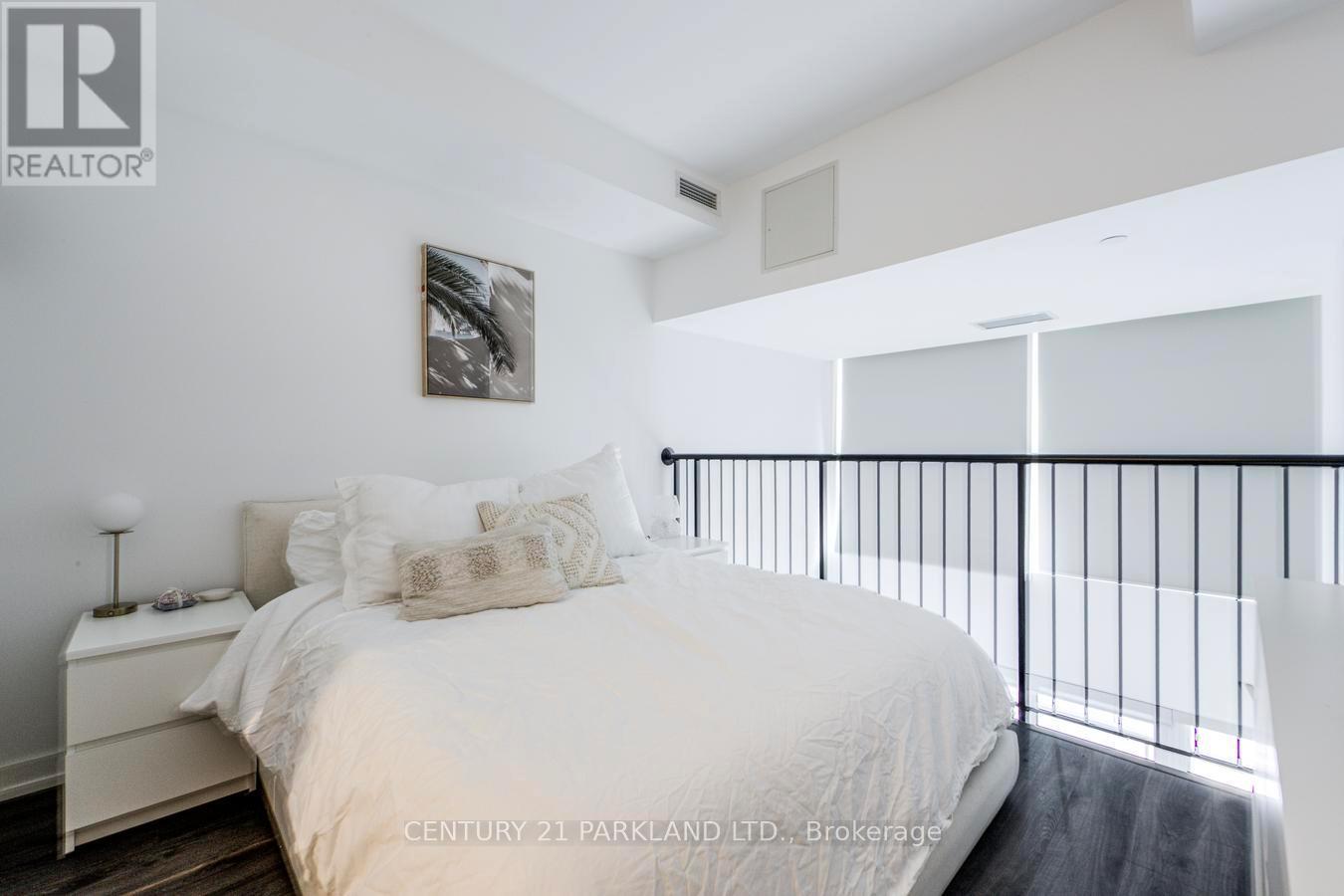 #527 77 SHUTER STREET - 21