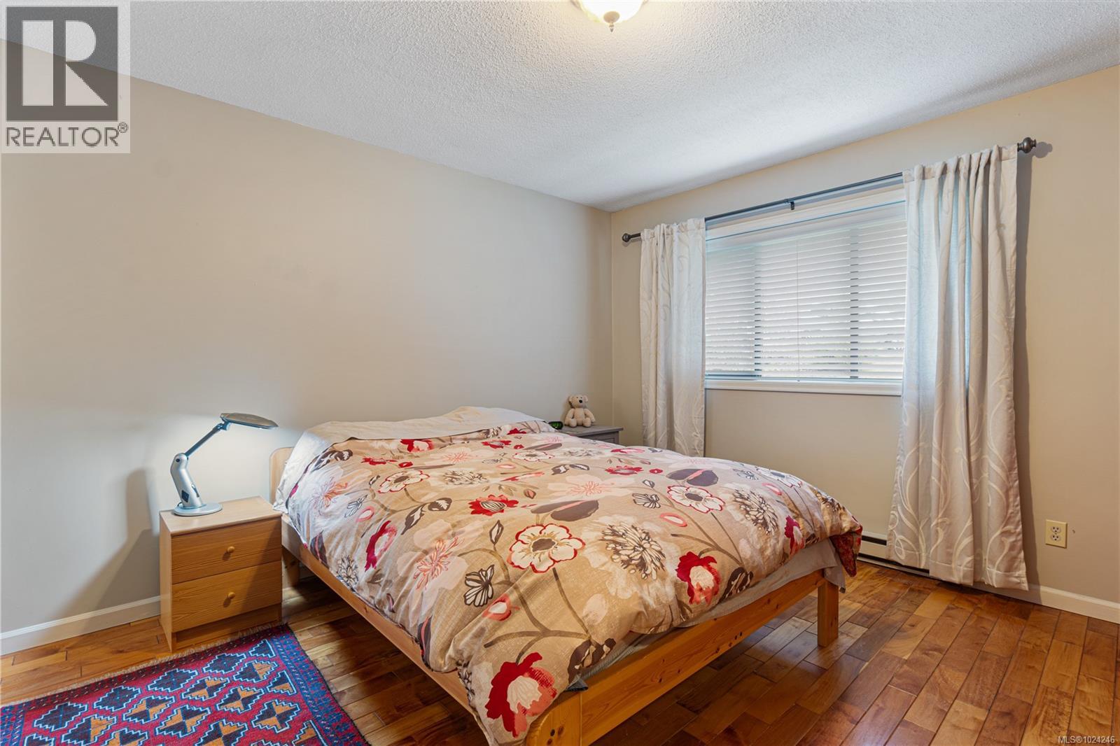 7496 CLARK CRES - 27