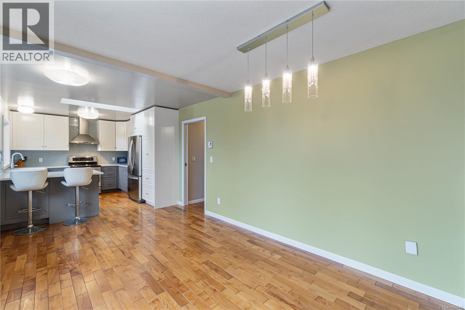 7496 CLARK CRES - 20