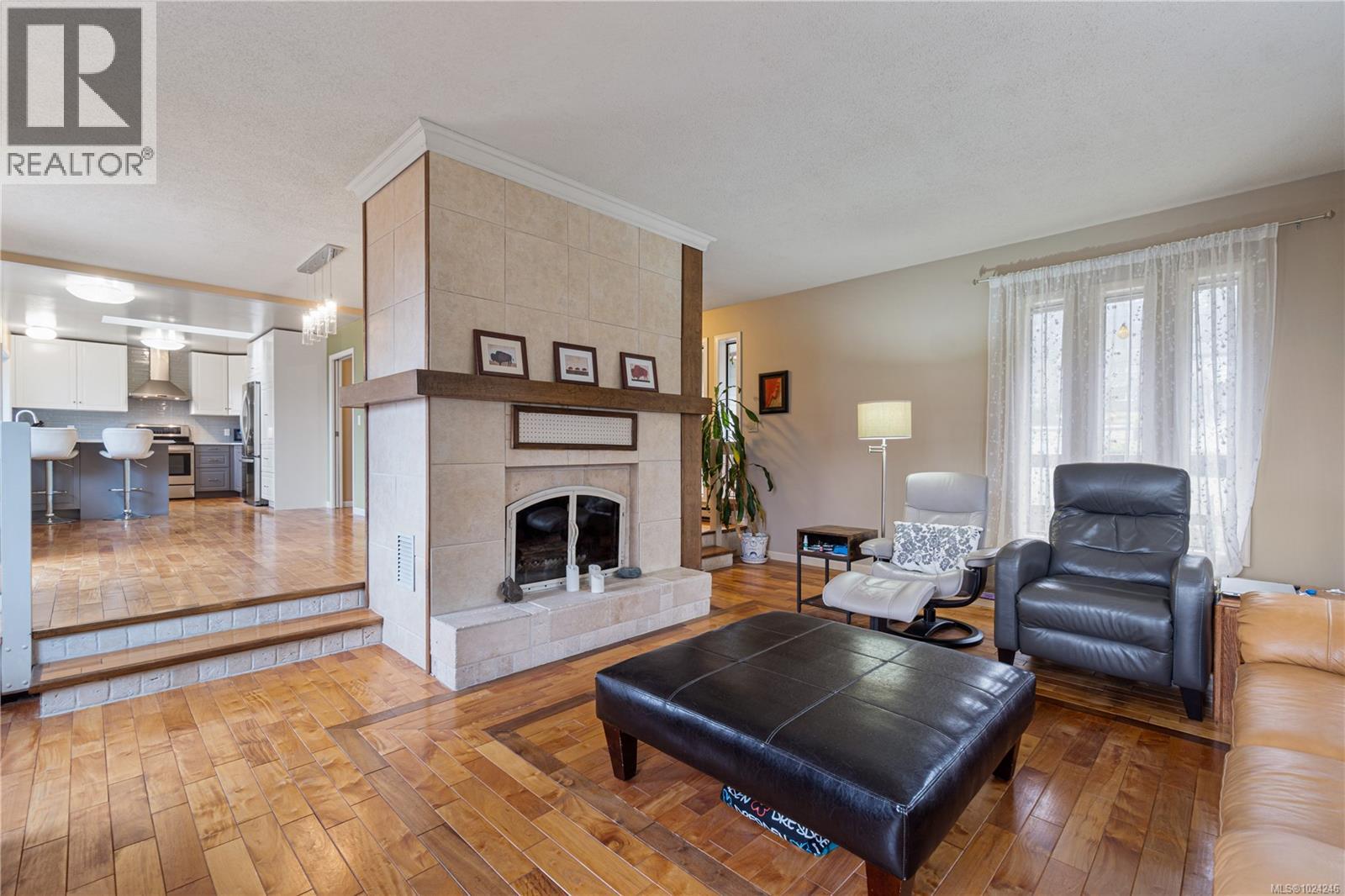 7496 CLARK CRES - 10