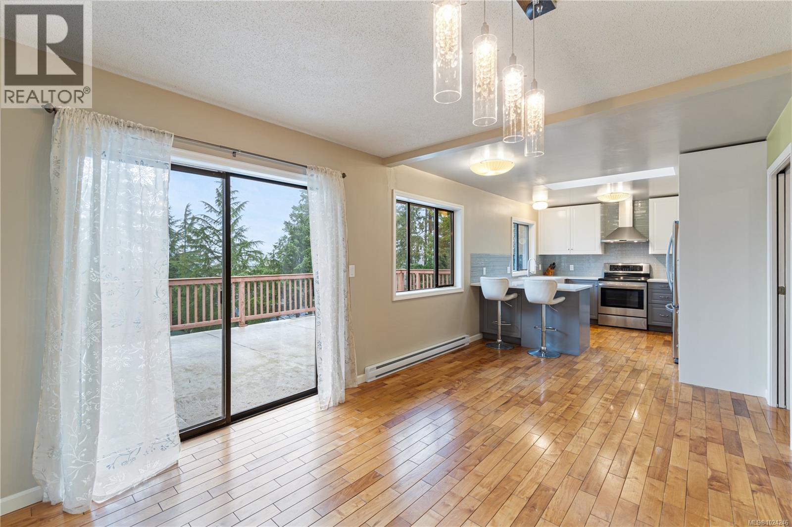 7496 CLARK CRES - 21