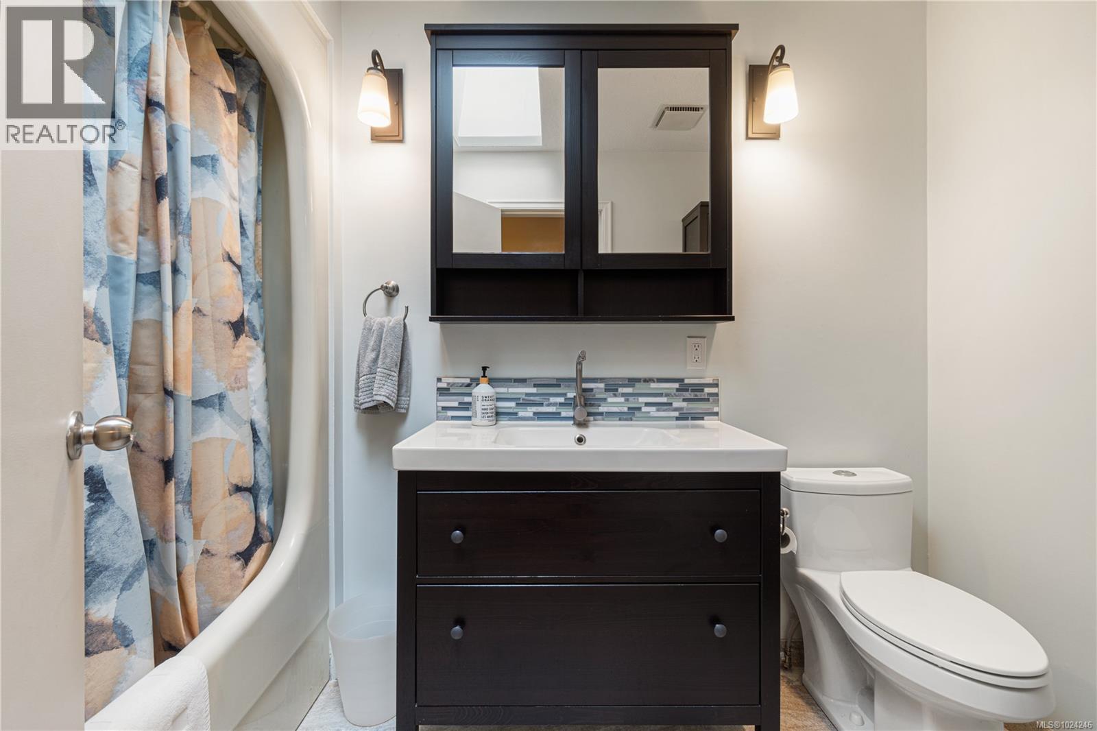 7496 CLARK CRES - 33