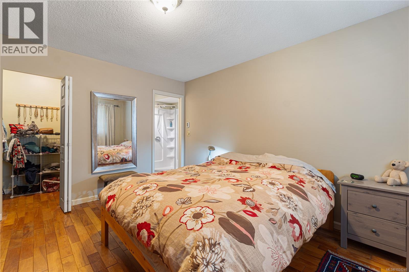 7496 CLARK CRES - 26