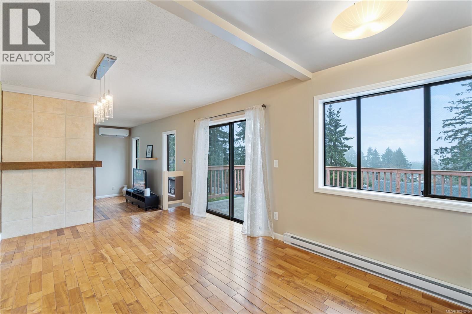 7496 CLARK CRES - 23