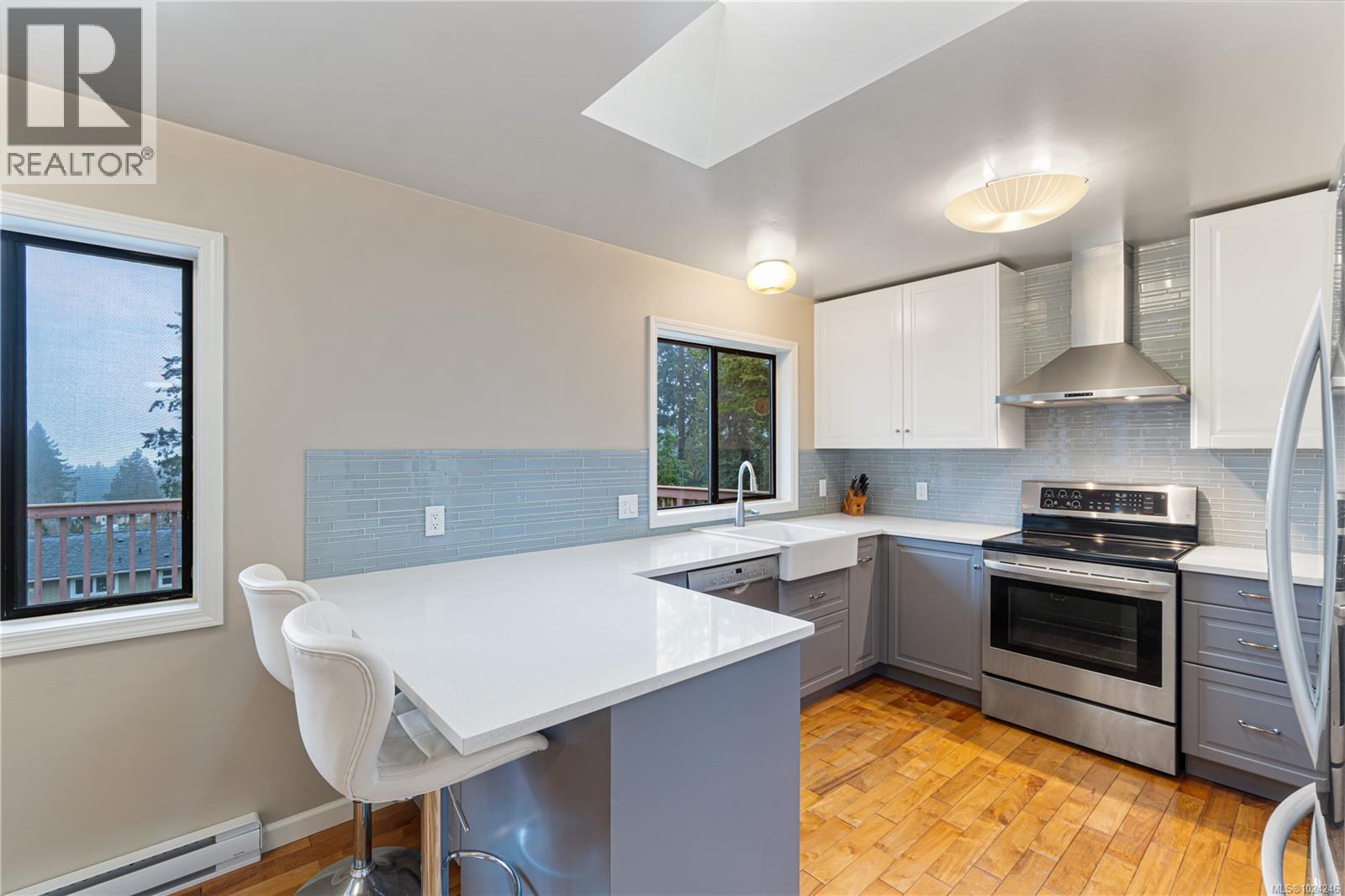 7496 CLARK CRES - 15