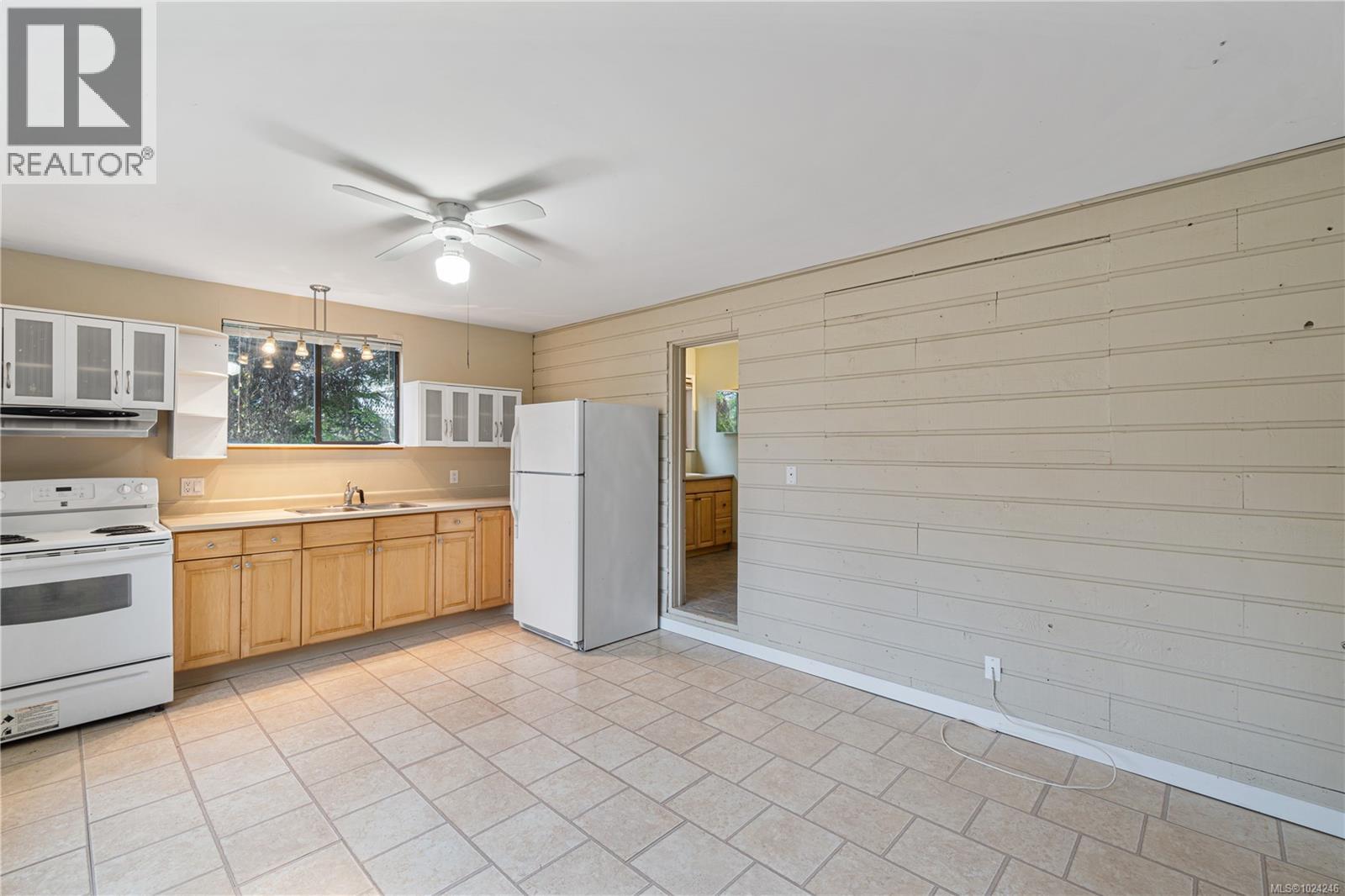 7496 CLARK CRES - 43