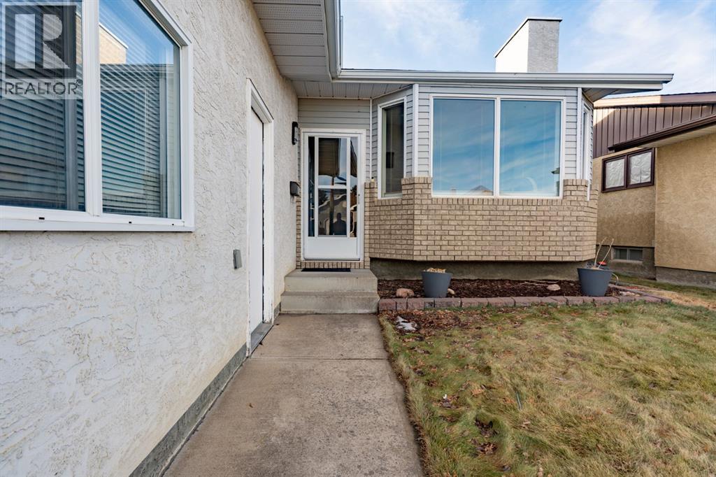 683 Ross Glen Drive SE - Photo 2 of 47, Medicine Hat, Alberta