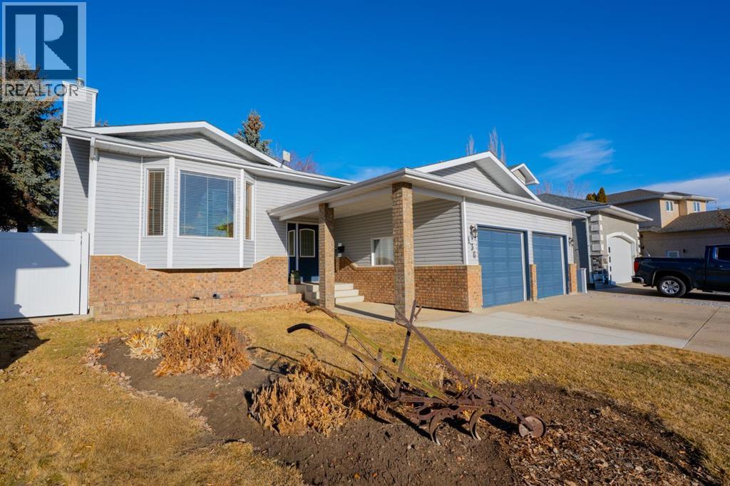 136 Palliser Way NE - Photo 2 of 33, Medicine Hat, Alberta