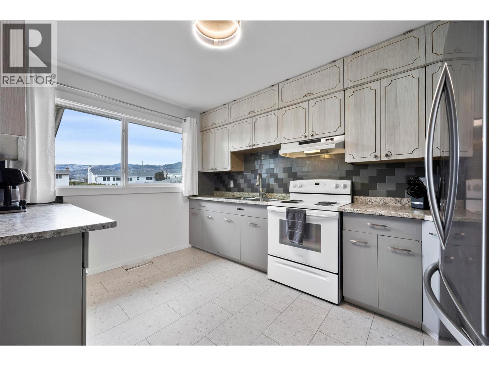 881 PEMBROKE Avenue, Kamloops