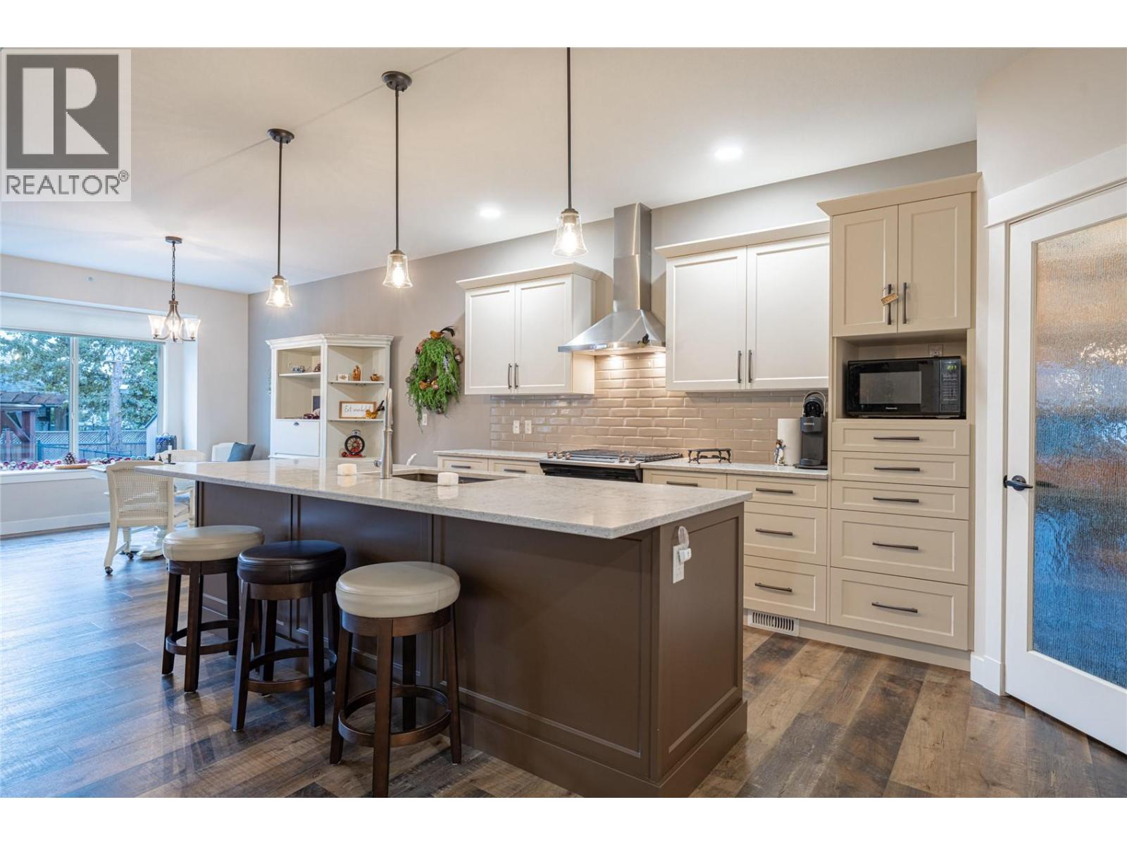 #3 2444 York Avenue - 16